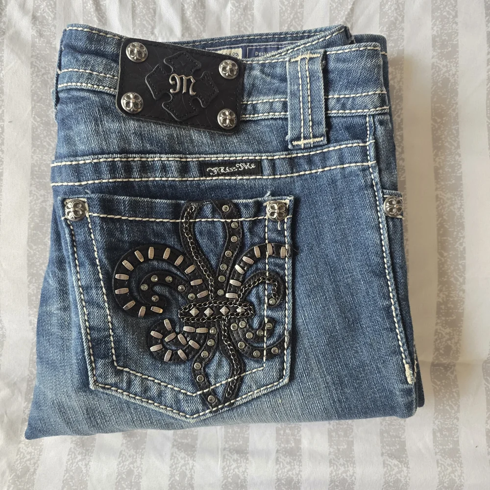 Miss Me Dark Denim Jeans Fleur-de-lis Design Size 29 With 34" Inseam - Picture 4 of 5
